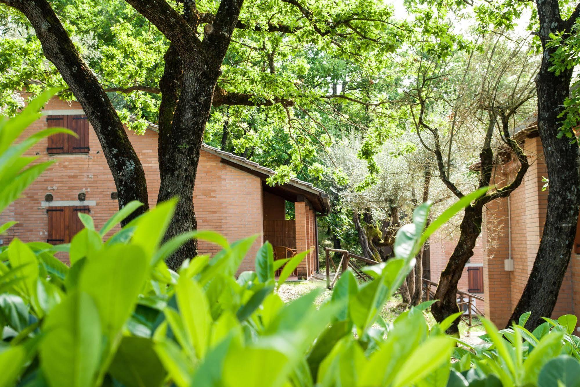 Cerquestra Camping Village Monte del Lago Экстерьер фото