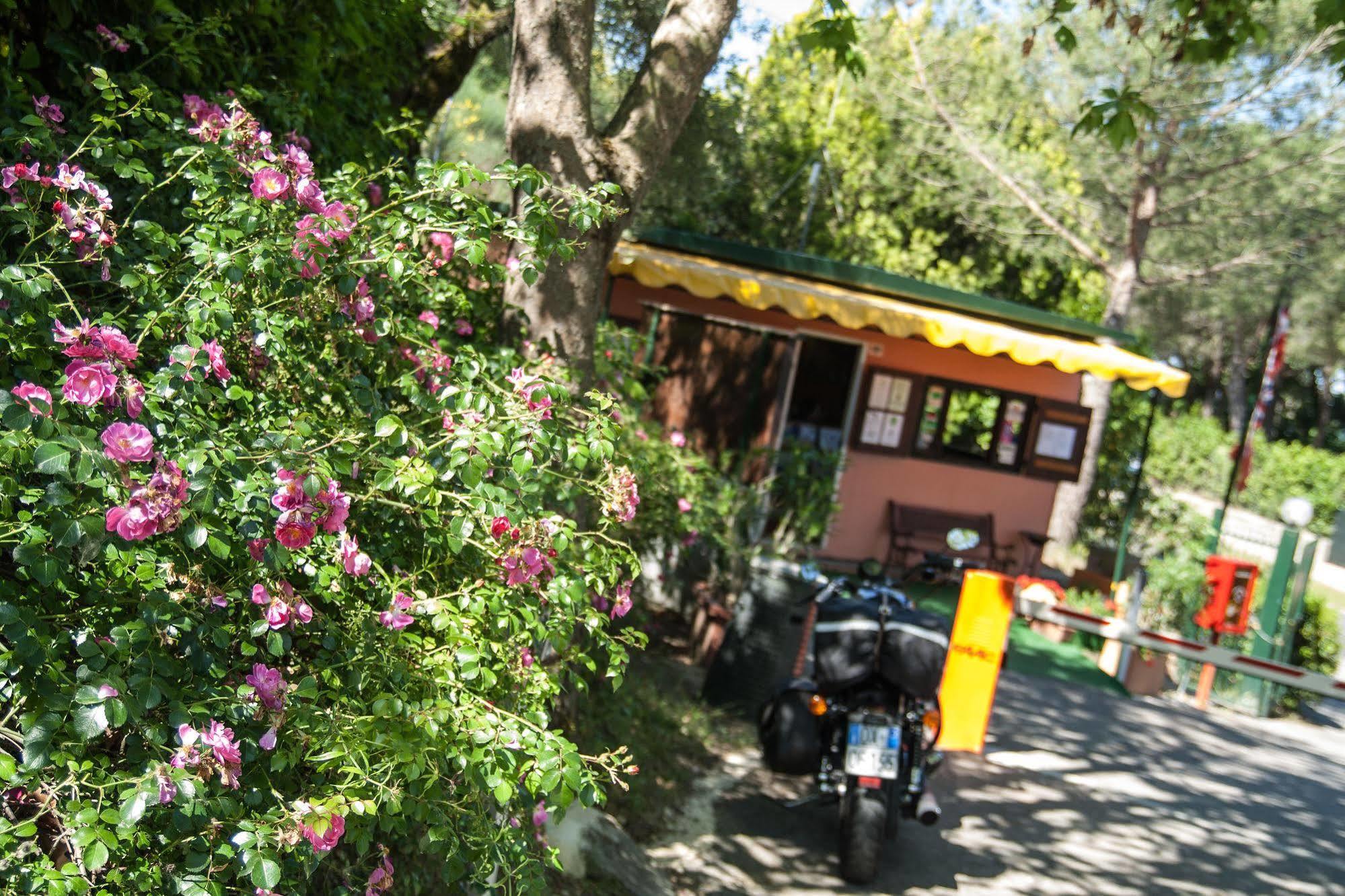 Cerquestra Camping Village Monte del Lago Экстерьер фото